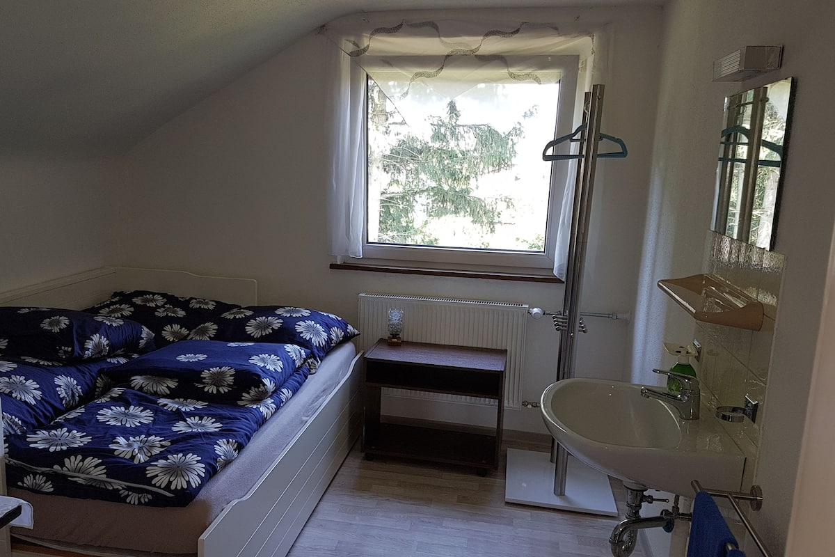 Double Room, Shared Bathroom (Dachgeschoss - Zimmer 3) | Desk, blackout drapes, bed sheets