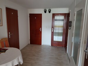 Habitación doble, baño compartido (Dachgeschoss - Zimmer 3) | Detalle interior