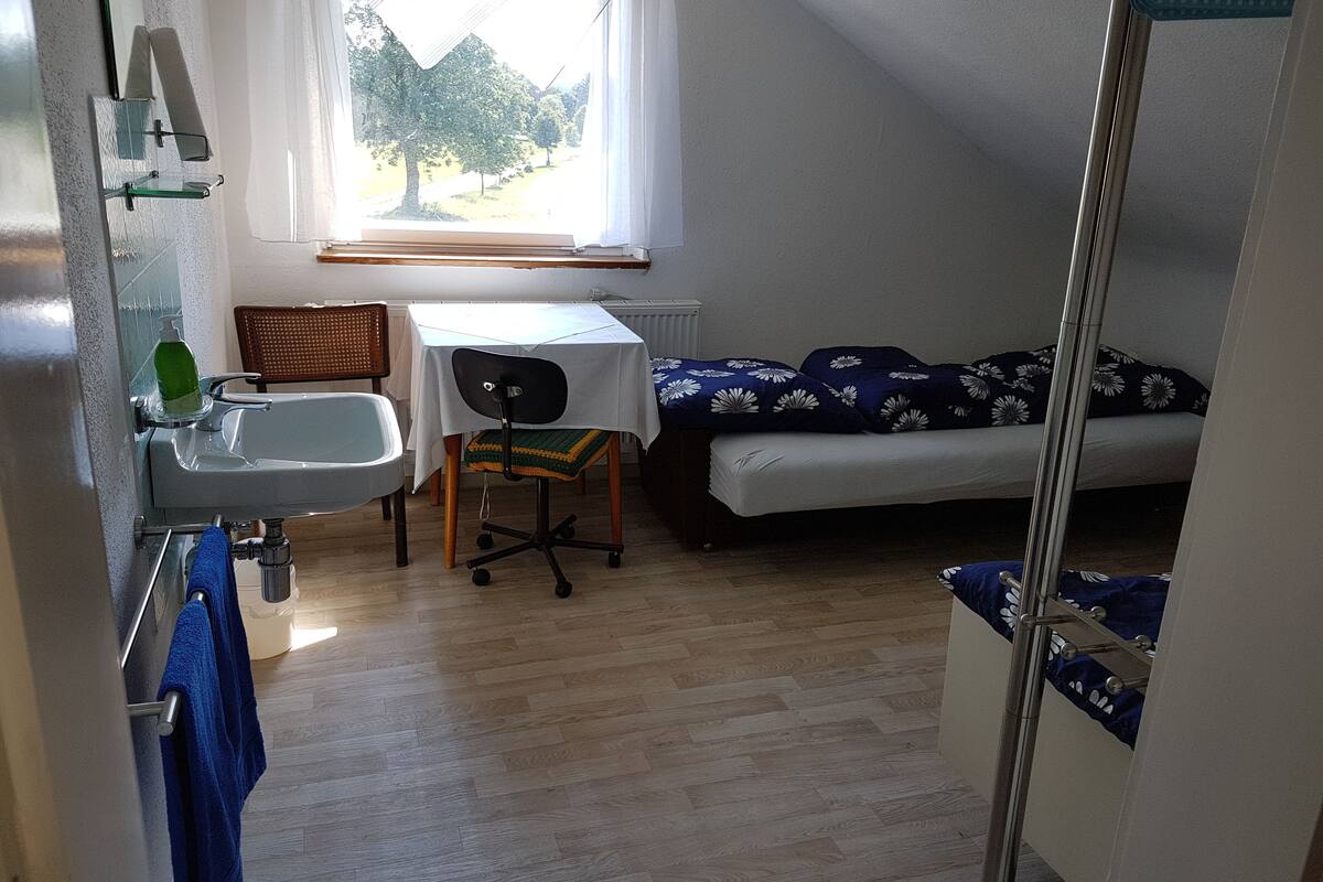 Double Room, Shared Bathroom (Dachgeschoss - Zimmer 4) | Desk, blackout drapes, bed sheets
