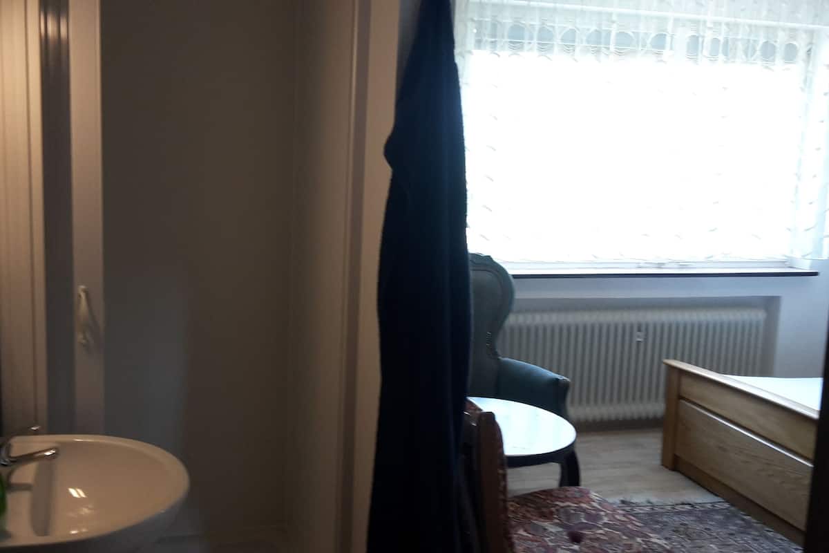 Ein Badezimmer mit Waschbecken, Spiegel und Fenster.