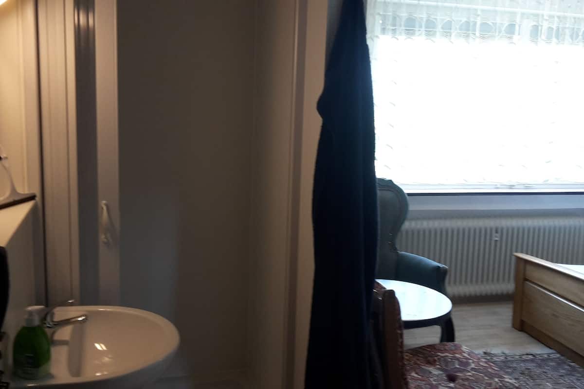 Double Room, Shared Bathroom (1. Obergeschoss - Zimmer 9) | Desk, blackout drapes, bed sheets