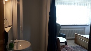A bathroom with a sink, mirror, and window. - Gasthof Waldeck (Engstingen)