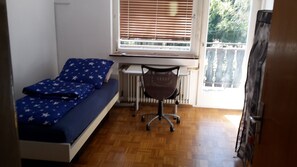 Einzelzimmer, Gemeinschaftsbad (1. Obergeschoss - Zimmer 11) | Ausblick vom Zimmer