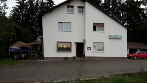 A two-story building with a white facade, a visible entrance, and a sign indicating the name 'Gasthof Waldeck'. - Gasthof Waldeck (Engstingen)