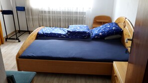 Familien-Doppelzimmer, Gemeinschaftsbad (1. Obergeschoss - Zimmer 10)