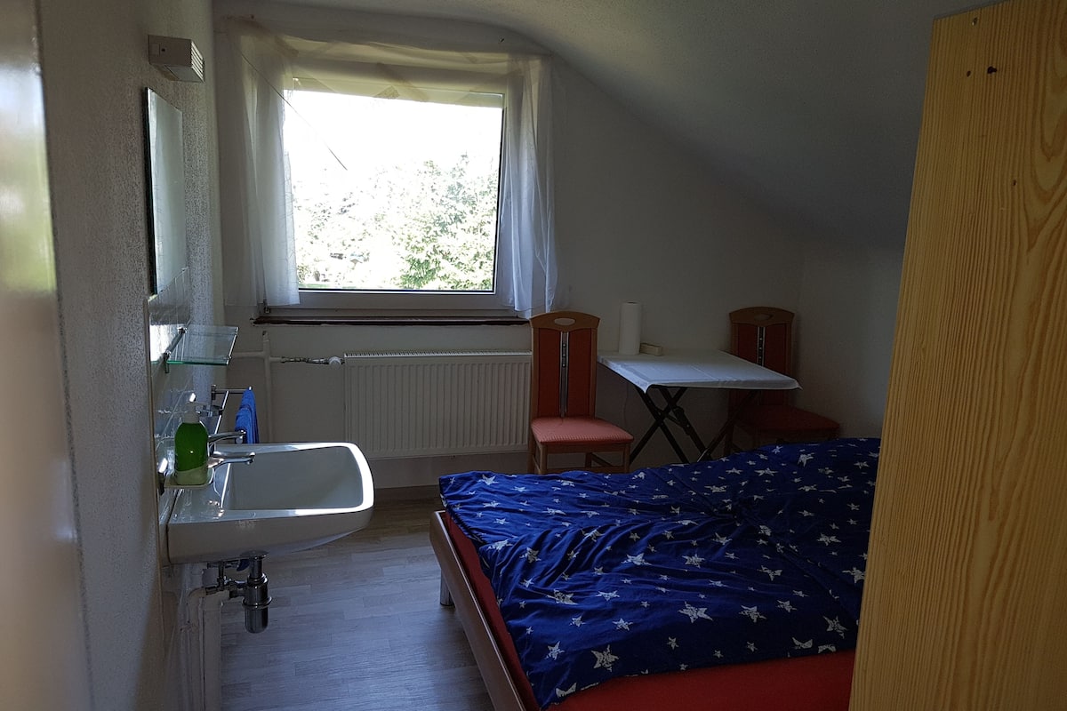 Double Room, Shared Bathroom (Dachgeschoss - Zimmer 2) | Desk, blackout drapes, bed sheets