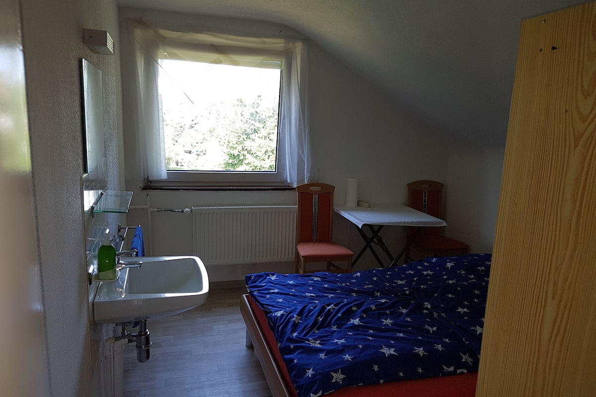 Tweepersoonskamer, gedeelde badkamer (Dachgeschoss - Zimmer 2) | 1 slaapkamer, een bureau, verduisterende gordijnen, beddengoed