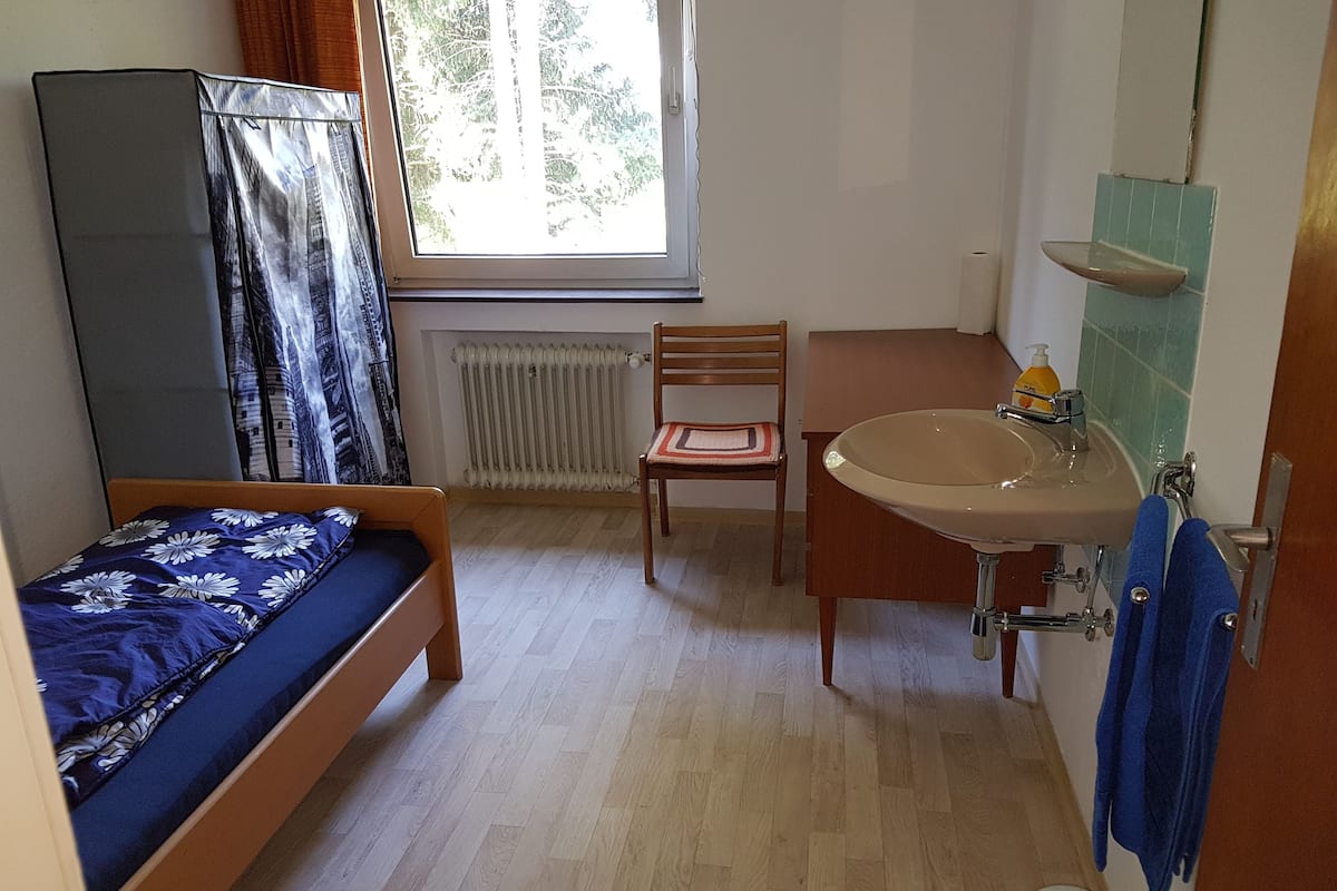 Single Room, Shared Bathroom (1. Obergeschoss - Zimmer 12)