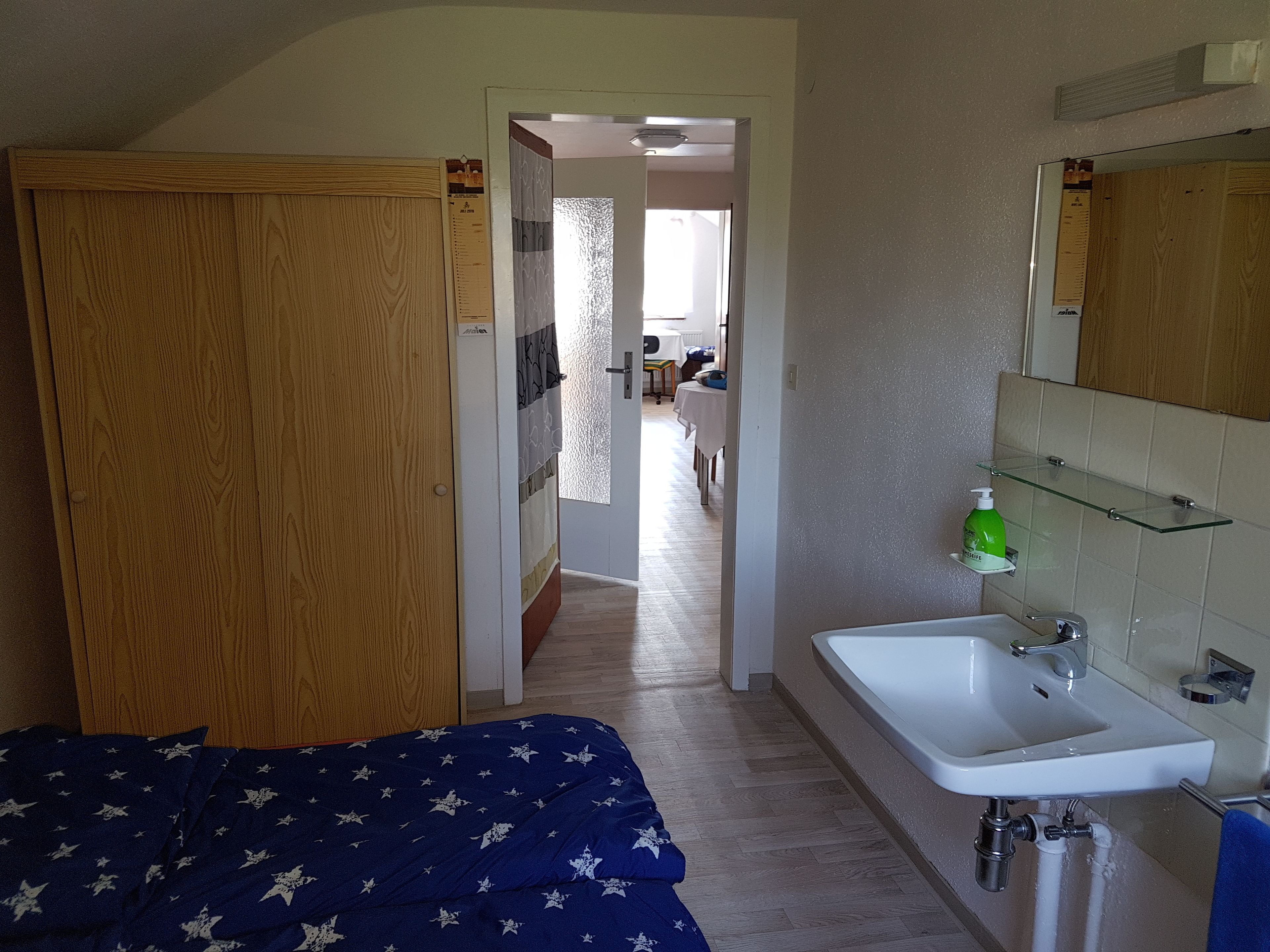 Kamar Double, kamar mandi umum (Dachgeschoss - Zimmer 2) | 1 kamar tidur, meja kerja, tirai kedap cahaya, dan seprai linen