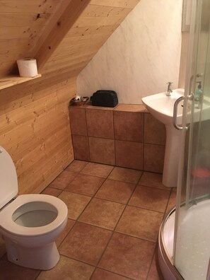 Dreibettzimmer | Badezimmer | Kostenlose Toilettenartikel, Haartrockner, Handtücher