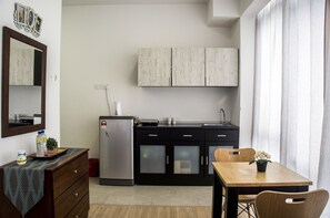 Apartment, 1 Queen Bed, Non Smoking | Private kitchen | Fridge, stovetop, electric kettle, cookware/dishes/utensils - As Home CUBE8TEEN - Mount Austin (Johor Bahru)