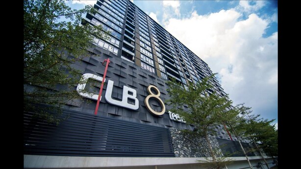 Un bâtiment moderne avec une grande enseigne sur laquelle on peut lire « CUB8 ».