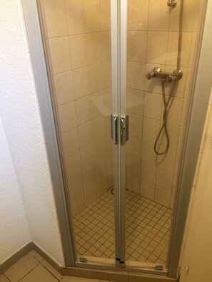 Chalet, 2 Bedrooms | Bathroom shower - Camping Pyrénées Nature (Oloron-Sainte-Marie)