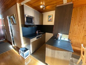 Kylskåp, mikrovågsugn, ugn och diskmaskin