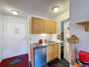 Frigorífic, microones, cafetera i tetera i trona 