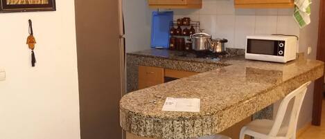 Een koelkast, een microgolfoven, een koffiezetapparaat/waterkoker