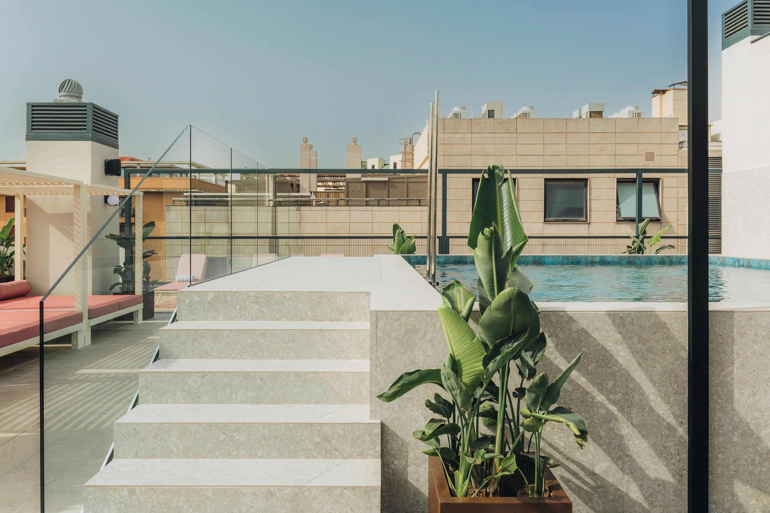 Una piscina al aire libre (de 09:00 a 21:00), tumbonas