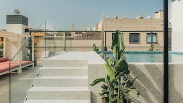 Una piscina al aire libre (de 09:00 a 21:00), tumbonas