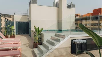 Piscina externa, funciona das 9h às 21h, espreguiçadeiras