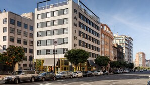 Un immeuble à étages doté d’une architecture moderne, avec une grande enseigne « RAM » bien visible sur la façade.