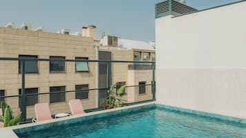 Piscina externa, funciona das 9h às 21h, espreguiçadeiras