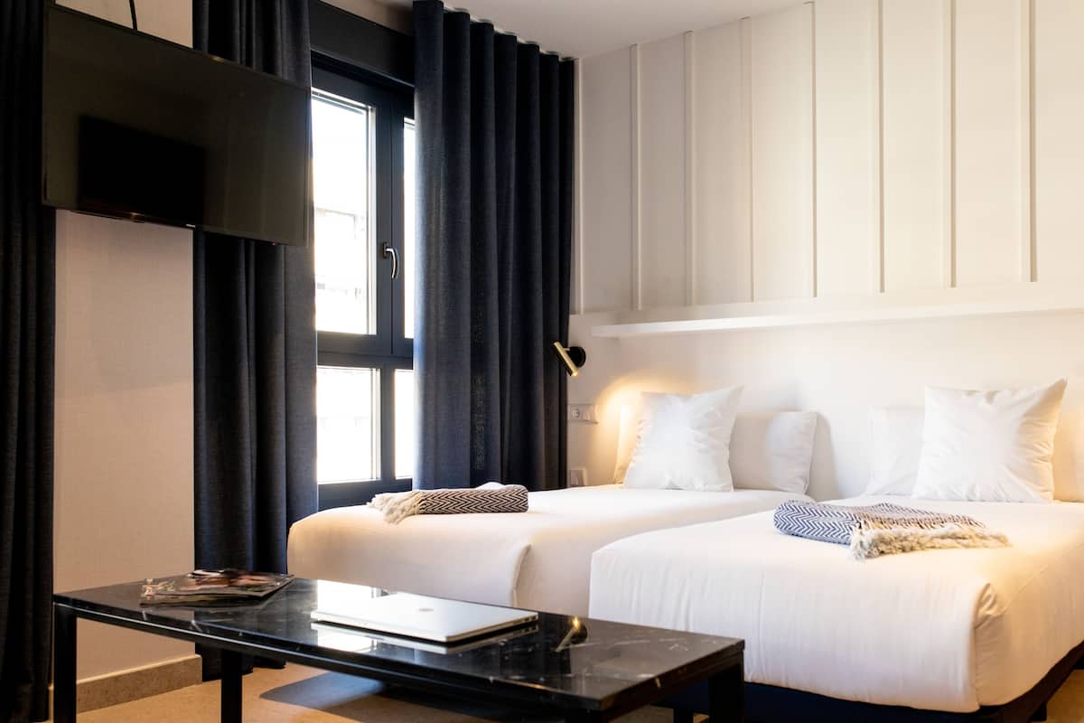 1 habitación, cubrecamas y caja de seguridad en la habitación