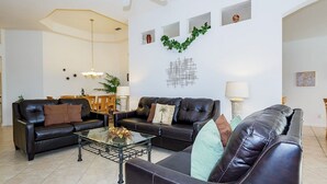Villa, 3 chambres, piscine privée (2 Bathrooms) | Coin séjour | Télévision