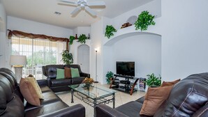 Villa, 3 chambres, piscine privée (2 Bathrooms) | Coin séjour | Télévision