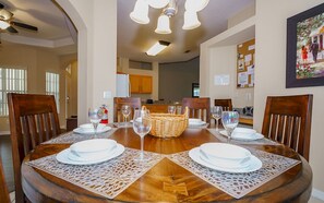 객실 내 식사 공간