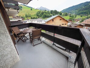 Outdoor dining - 2-Room Apartment, Village Center, Near Pool, Mountain Views (La Clusaz)
