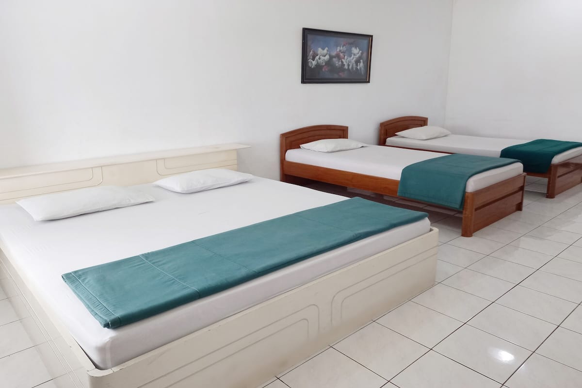 Habitación triple familiar | Escritorio, wifi gratis y ropa de cama