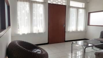 ํจ๋ฐ๋ฆฌ ํธ๋ฆฌํ๋ฃธ | ์ฑ
์, ๋ฌด๋ฃ WiFi, ์นจ๋ ์ํธ