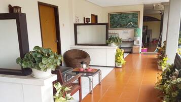 Habitación estándar | Zona de estar | Una televisión