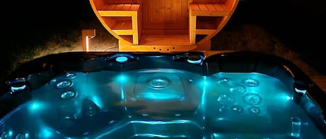 Outdoor spa tub