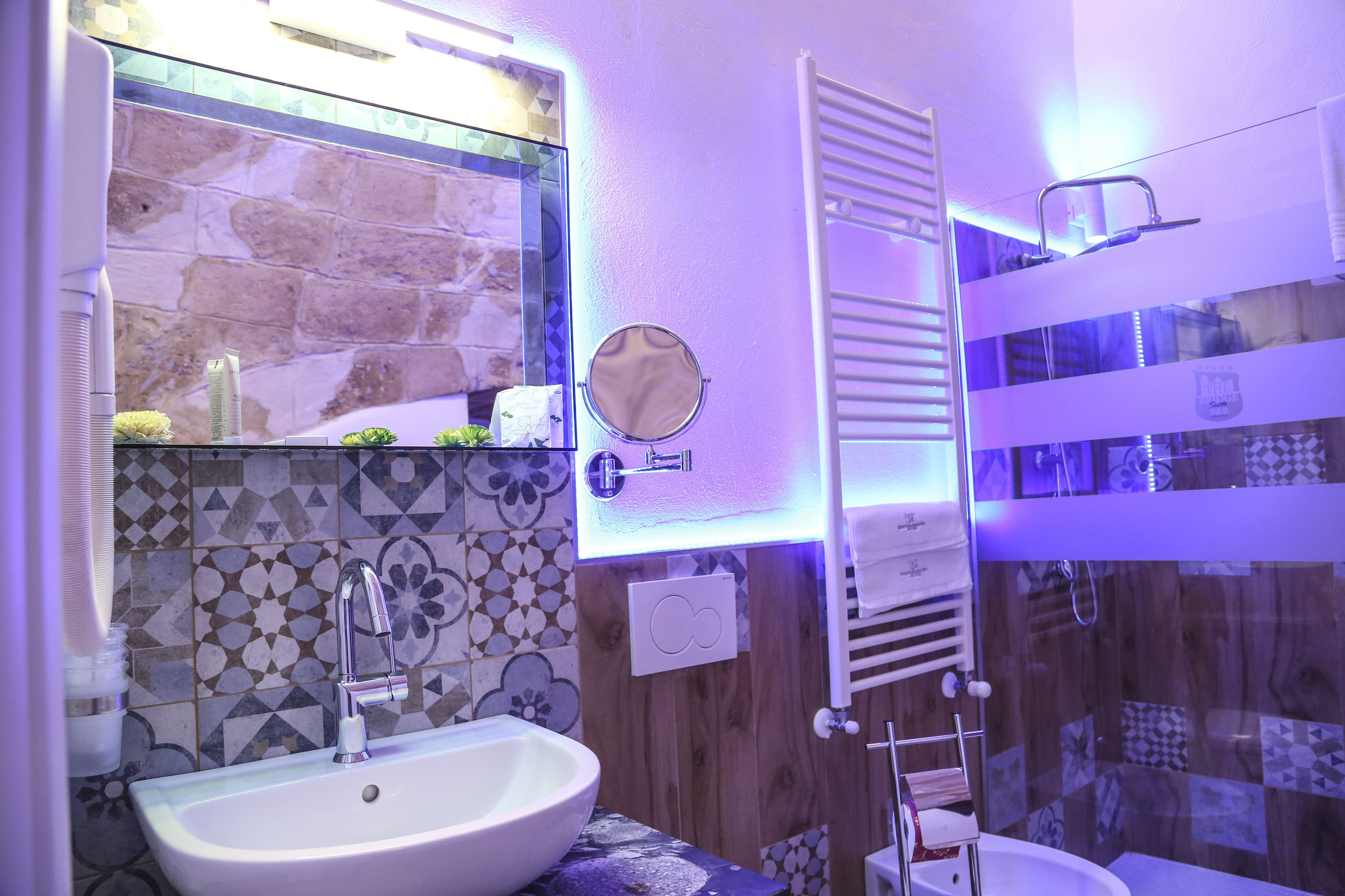 Standard-Suite, Blick auf den Innenhof | Badezimmer | Dusche, Handtücher