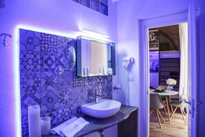 Shower, towels - The Bridge Suites (Gravina in Puglia)