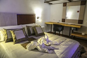 Hypo-allergenic bedding, down comforters, memory foam beds, in-room safe - The Bridge Suites (Gravina in Puglia)