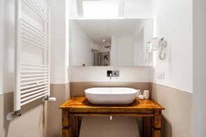 双人房或双床房 | 浴室 | 免费洗浴用品、吹风机、坐浴桶、毛巾