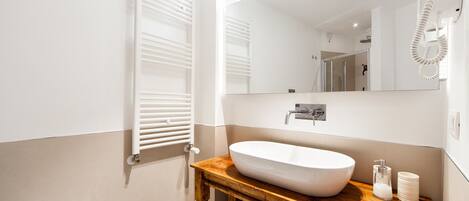 Double or Twin Room | Bathroom | Free toiletries, hair dryer, bidet, towels