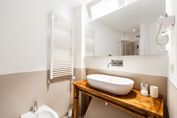 Double or Twin Room | Bathroom | Free toiletries, hair dryer, bidet, towels - Arco' Suite B&B (Trani)