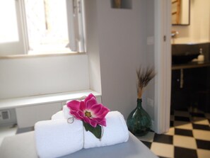 Habitación con 1 cama doble o 2 individuales | Minibar, caja fuerte, decoración individual y mobiliario individual