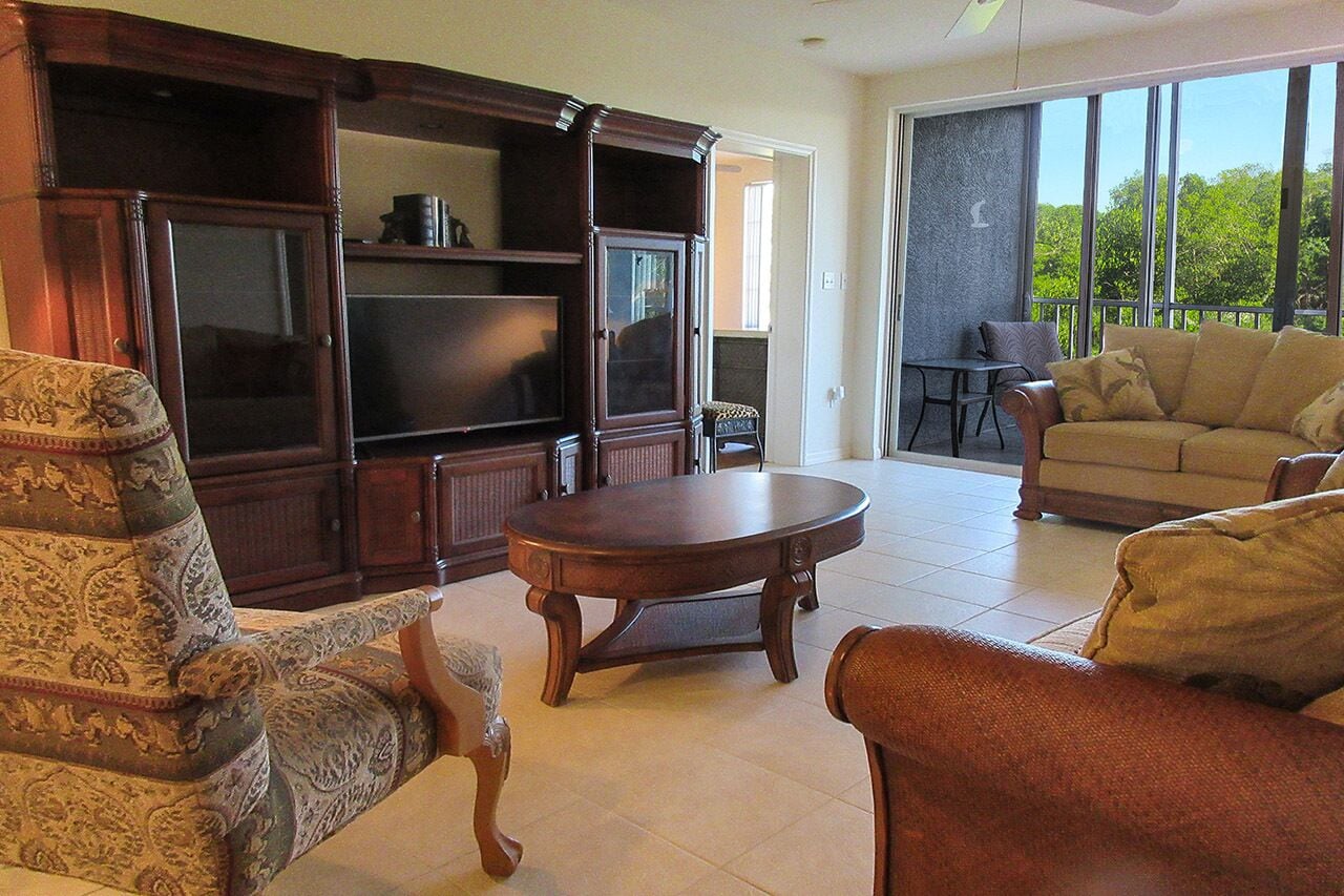 Relax In The Sunshine! Lovely 2B/2B Vacation Condo w/ All Weather Lanai, Walk To Beach, Resort Pool!
