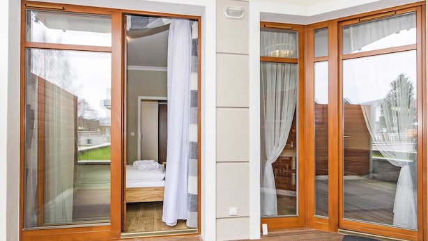 Una stanza con un'ampia porta-finestra che dà su un balcone.