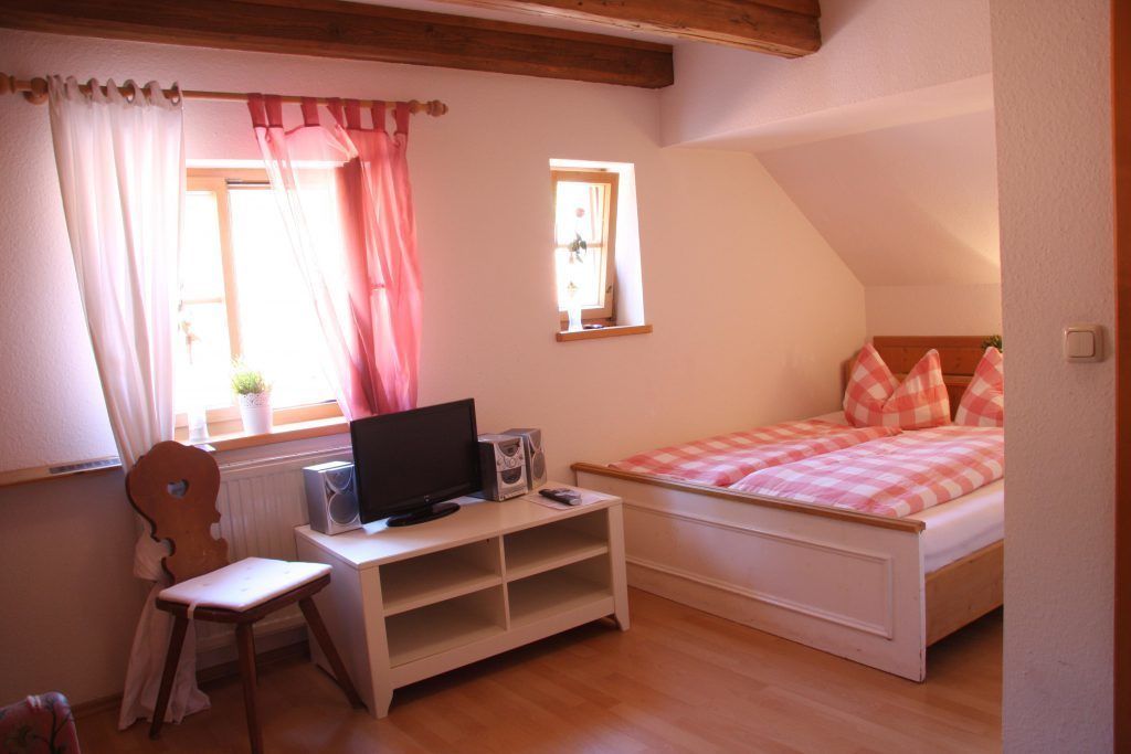 single room | desk, free cots/infant beds, rollaway beds, free wifi