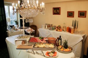 Free daily buffet breakfast - Fischerrosl (Muensing)