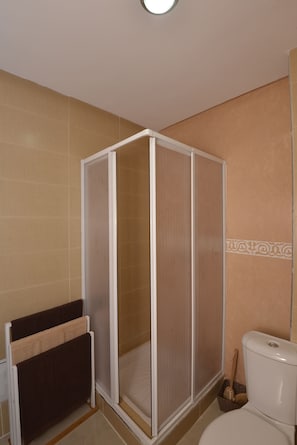 Apartamento Confort (2) | Baño | Ducha y toallas