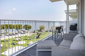 Junior studio suite, uitzicht op meer | Balkon