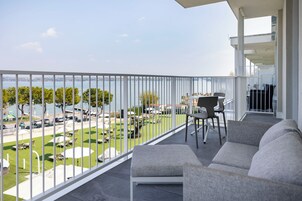 Junior Studio Suite, Lake View | Balcony