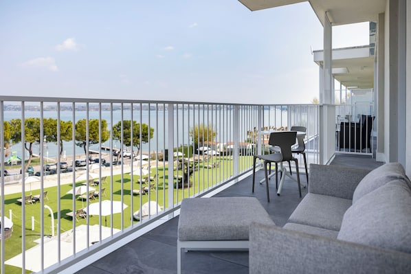 Junior Studio Suite, Lake View | Balcony