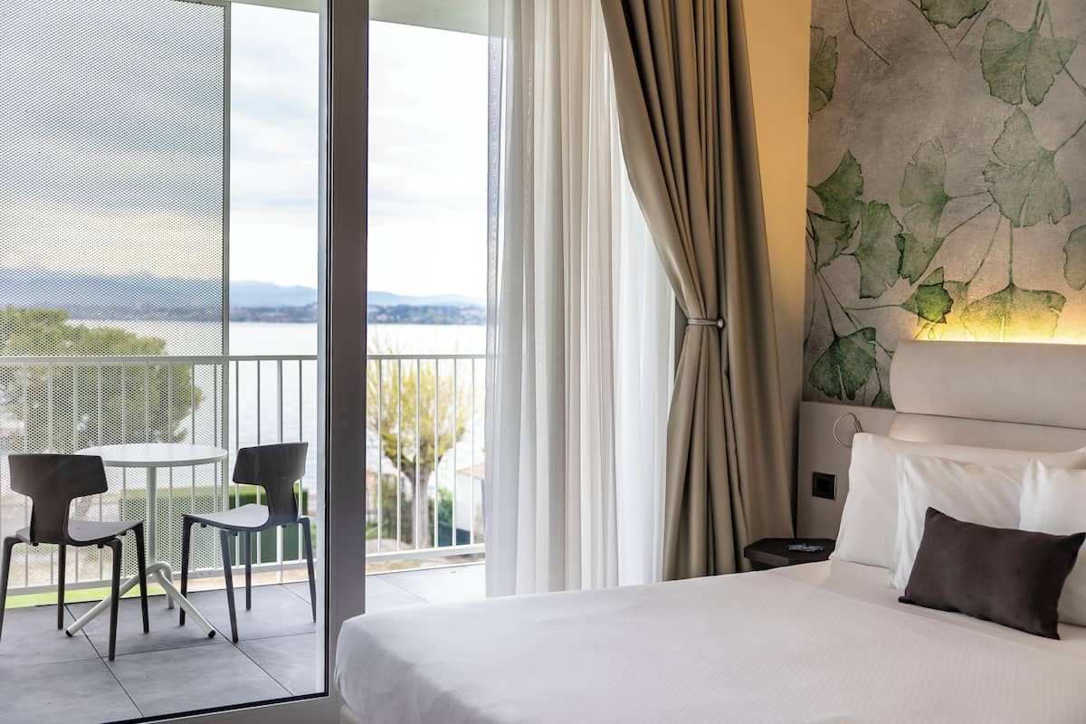 Camera Superior con letto matrimoniale o 2 letti singoli, vista lago | Minibar, una cassaforte in camera, una scrivania